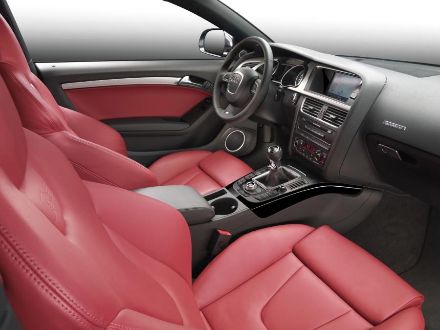Интерьер Audi S5 Coupe 2007 года  (фото 9 из 20)